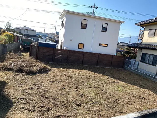 草刈り機で草刈り / 除草剤散布 / ゴミ回収を受ける場合は草刈り作業で発生したサービスの画像