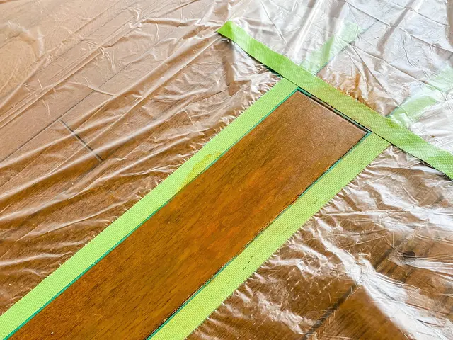 穴や凹みの修復お任せください！床・壁・扉等の補修承ります ！サービスの画像