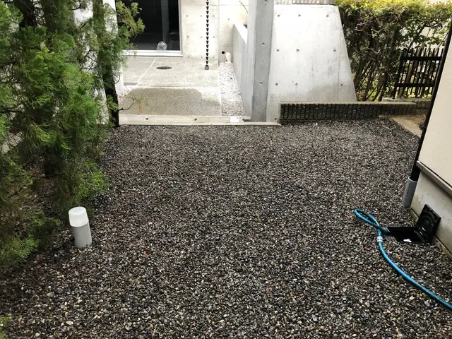 雑草のストレスを解決　★2月-5月は砂利引きキャンペーン★除草剤散布無料サービスの画像