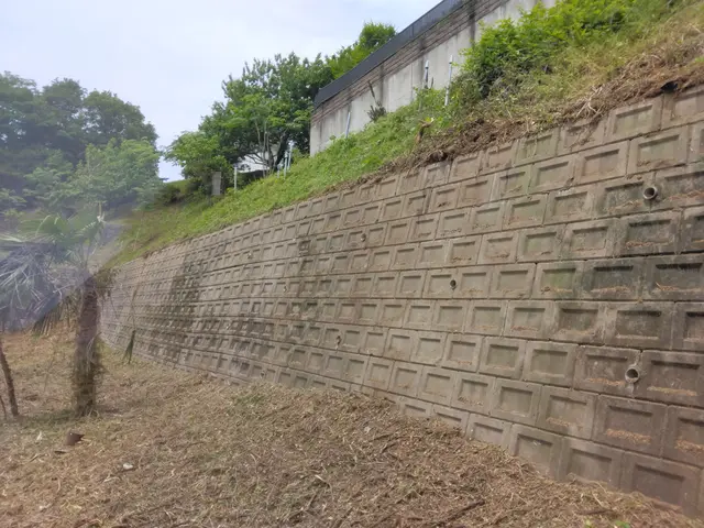 国土交通省等の公共施設の草刈り実績多数！草刈りのプロが施工致します！サービスの画像