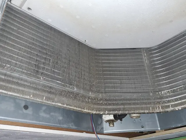 エコ洗剤、オゾン水すすぎ無料。業務用エアコン用高圧洗浄機で丁寧に洗浄します。サービスの画像