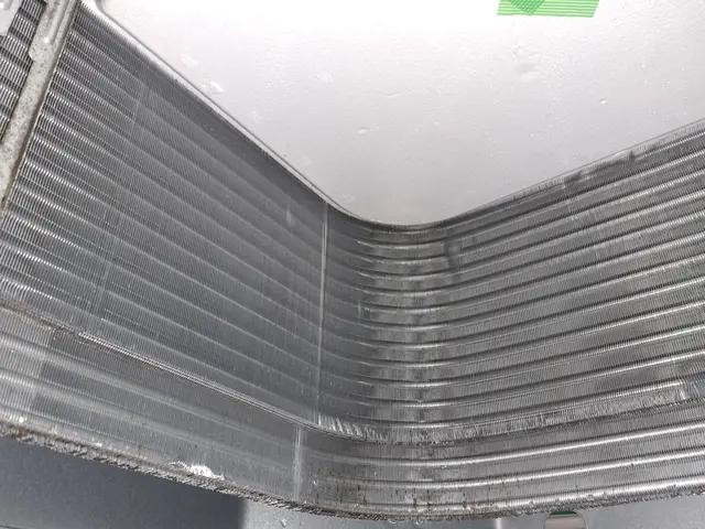 エコ洗剤、オゾン水すすぎ無料。業務用エアコン用高圧洗浄機で丁寧に洗浄します。サービスの画像