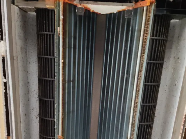 エコ洗剤、オゾン水すすぎ無料。業務用エアコン用高圧洗浄機で丁寧に洗浄します。サービスの画像