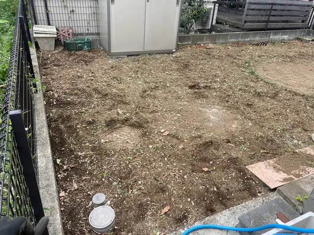 手作業だからこそ丁寧に！草むしり致します！サービスの画像