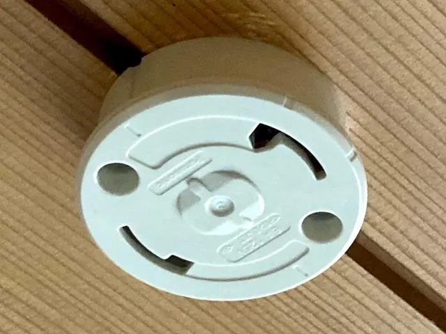 【福岡市】高所の電球交換　電気工事士が直接訪問で安心・安全！　照明器具取替えも可サービスの画像