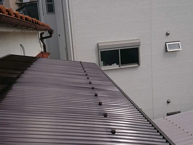 【年中無休】バルコニー等の波板張り替え工事☆部分補修も安価でご対応させて頂きますサービスの画像