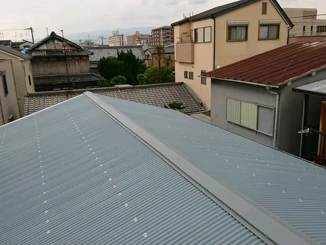 【年中無休】バルコニー等の波板張り替え工事☆部分補修も安価でご対応させて頂きますサービスの画像