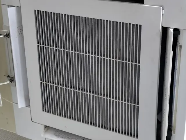 天井埋め込みエアコンクリーニング洗浄水はナノバルブウォーターを使用します抗菌作用サービスの画像