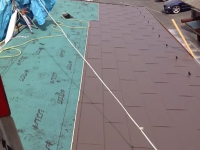 屋根葺き替え　既存屋根にカバー工法サービスの画像