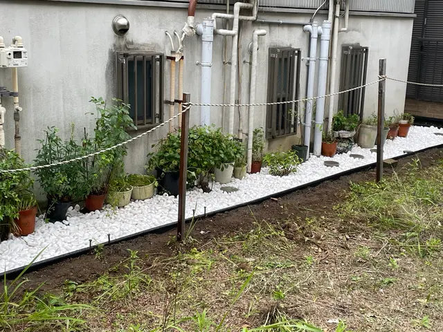 砂利を敷いて、管理のしやすい、見栄えの良いお庭に仕上げます。サービスの画像