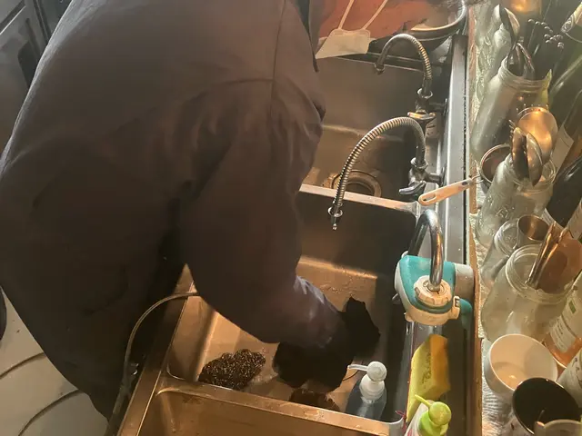 作業者は建築物排水管清掃技士資格所有者だから任せて安心！【作業外注一切なし】サービスの画像