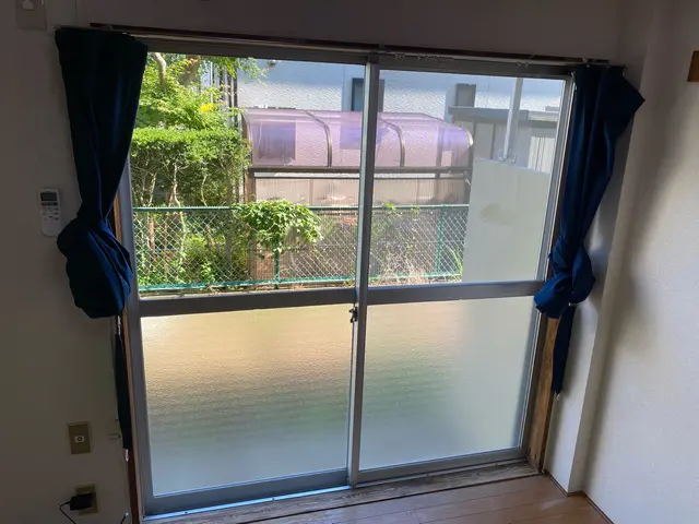 窓サッシクリーニング★景色が変わります！カーテンレールサービス致します★サービスの画像