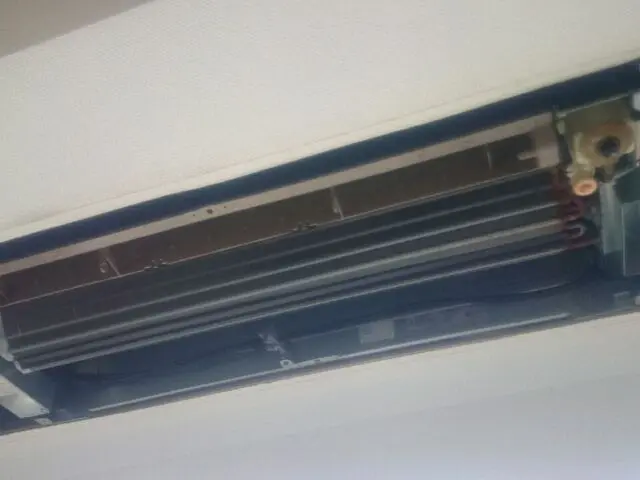マンションについてる天井エアコン　　　　　分解クリーニング　業務用も出来ます。サービスの画像