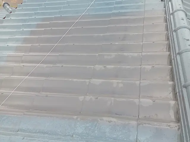 お屋根のカビ・汚れ・めくれが気になったら当社まで！サービスの画像