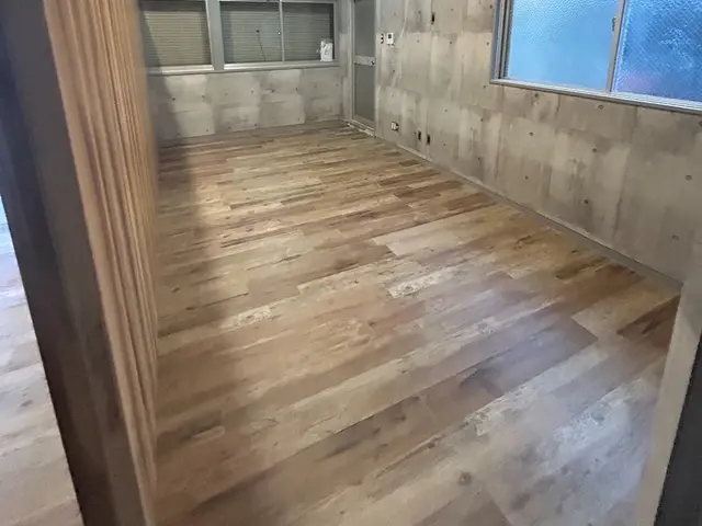 種類が豊富なフロアタイルでお部屋をオシャレに！！サービスの画像