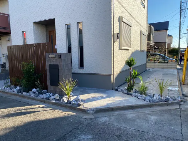 抜根、伐採、植込み、ロックガーデン、ドライガーデン、観葉植物鉢替、お安く請負ますサービスの画像