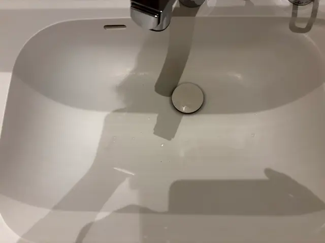 手垢・水垢まとめて除去。ピカピカ洗面台に。2月後半空きあり。サービスの画像