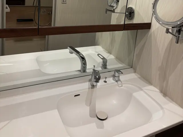 手垢・水垢まとめて除去。ピカピカ洗面台に。2月後半空きあり。サービスの画像