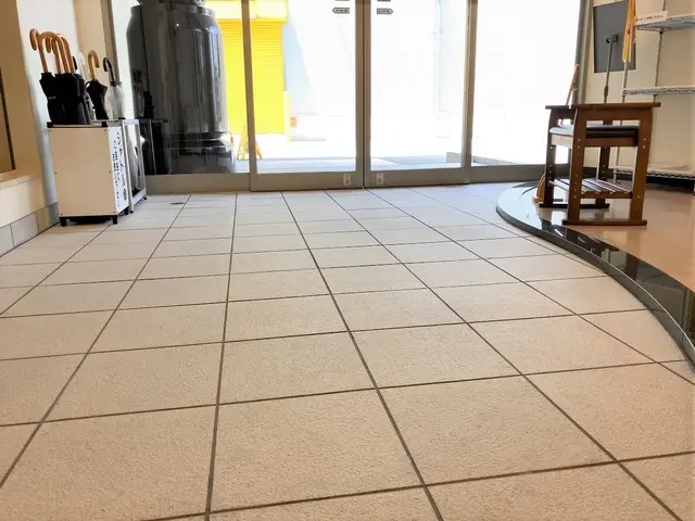 店舗や施設経験有り◎夜間・早朝対応可能！玄関は〃顔〃です！定期的なクリーニングをサービスの画像