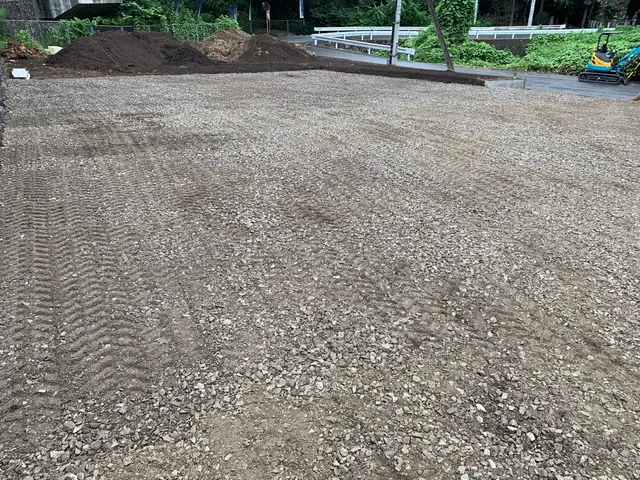 どんな広い場所でも丁寧に砕石敷均させていただきます！！サービスの画像