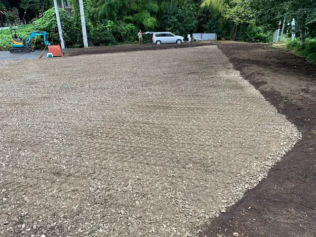 どんな広い場所でも丁寧に砕石敷均させていただきます！！サービスの画像