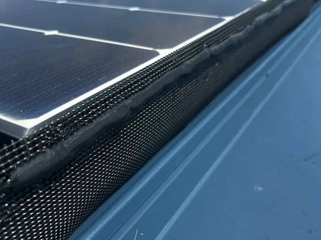 カラス追い出し及び侵入防止施工サービスの画像