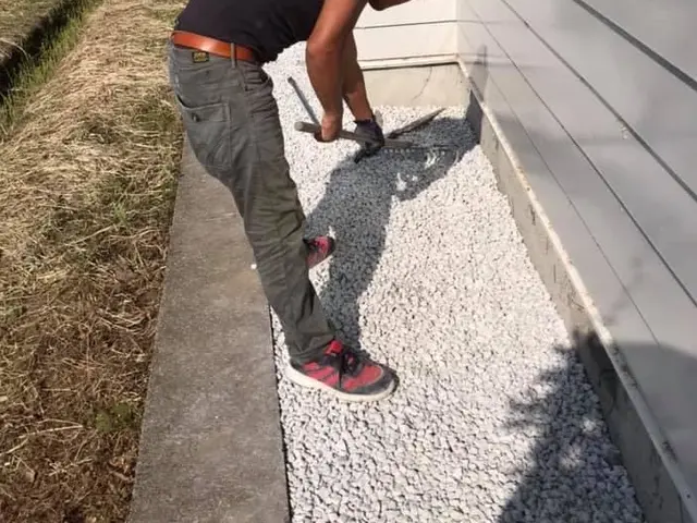 滋賀県長浜市の地元密着で安心！ダンプにて砕石を運びます。サービスの画像