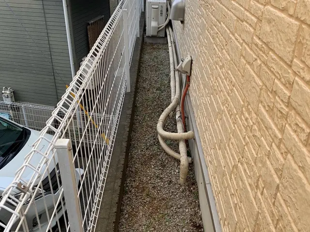 育ち過ぎた雑草、ツタの除去はプロにお任せください！綺麗、丁寧に仕上げます！サービスの画像