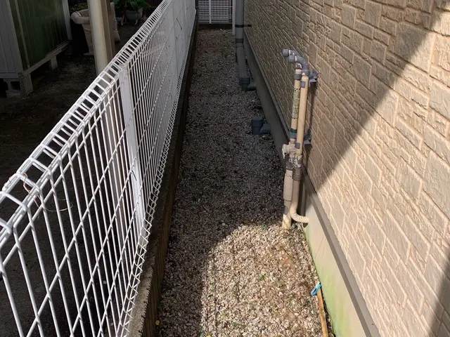 育ち過ぎた雑草、ツタの除去はプロにお任せください！綺麗、丁寧に仕上げます！サービスの画像