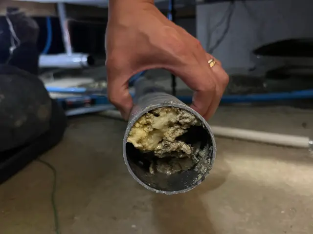 油、皮脂、石鹸カス、色んな汚れが気付かぬうちに…まずは排水管点検から！サービスの画像