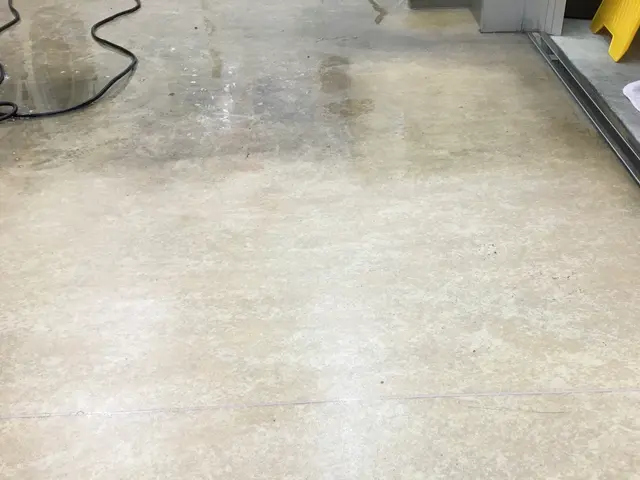 店舗床清掃ワックス掛け作業サービスの画像