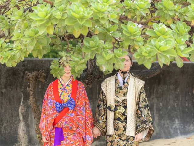 沖縄の海と、ふたりの笑顔が輝く瞬間。