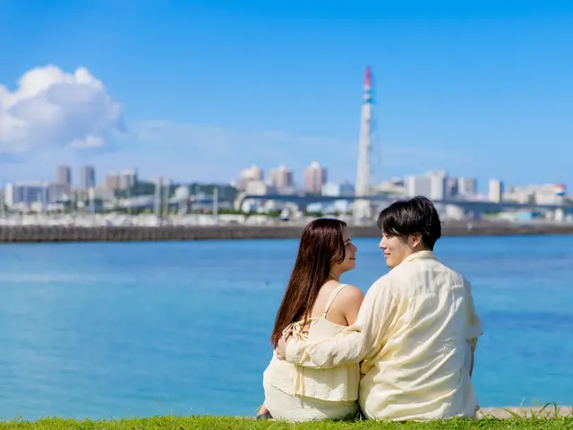 沖縄の海と、ふたりの笑顔が輝く瞬間。