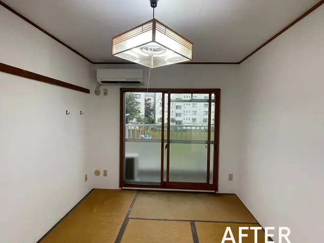 施工実績100件以上ブログ更新中！・壁紙を張替えずにキレイに！・ 消臭抗菌効果！サービスの画像