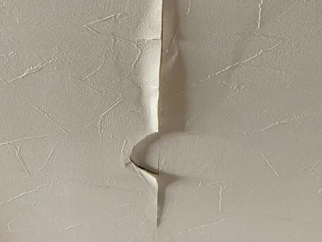 壁の穴・凹み補修、クロスの塗り替えサービスの画像