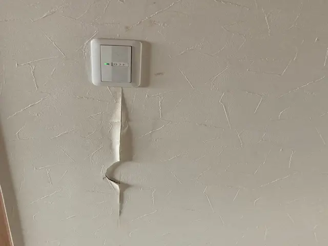 壁の穴・凹み補修、クロスの塗り替えサービスの画像