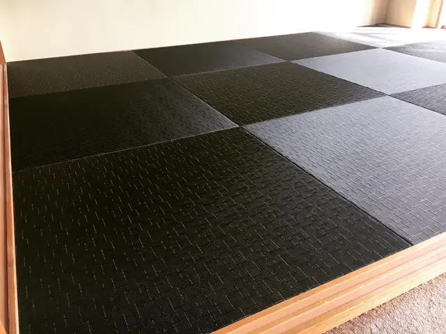 【創業124年】隙間や凹みも丁寧に手当ていたします。縁なし畳もお任せ下さい。サービスの画像