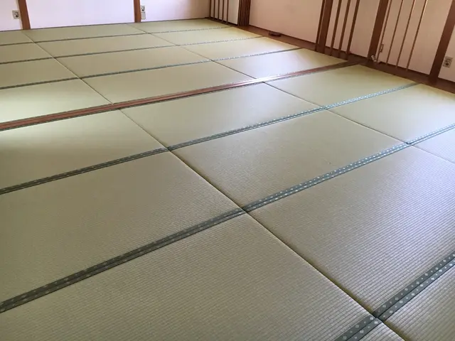 【創業124年】隙間や凹みも丁寧に手当ていたします。縁なし畳もお任せ下さい。サービスの画像