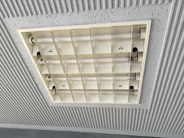 蛍光灯は2027年で生産終了！！電気工事のプロが丁寧施工！サービスの画像