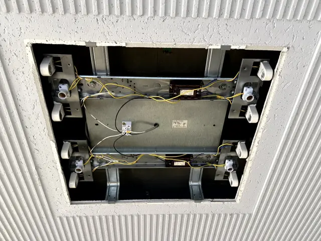 蛍光灯は2027年で生産終了！！電気工事のプロが丁寧施工！サービスの画像