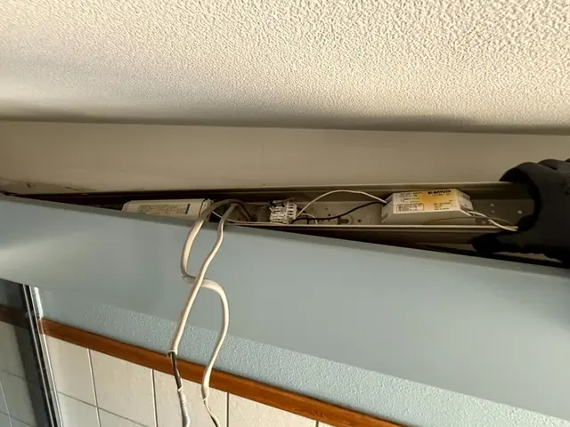 蛍光灯は2027年で生産終了！！電気工事のプロが丁寧施工！サービスの画像