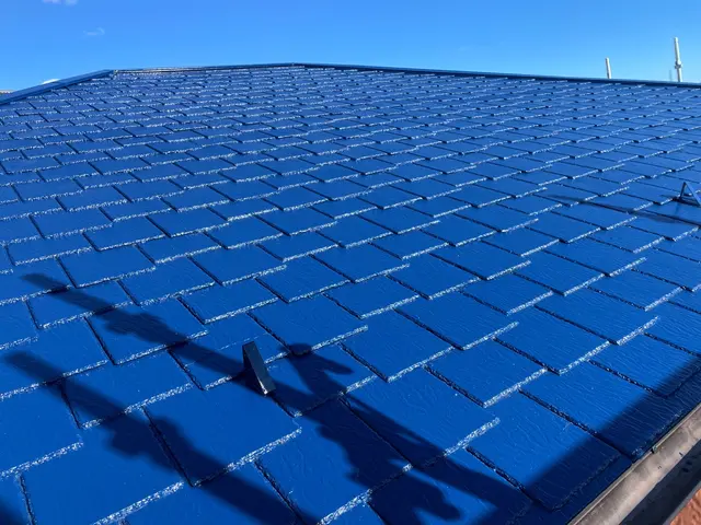 屋根塗装お任せください！耐久年数10年以上!プロの技術を業者価格でご提供。サービスの画像