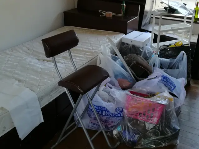 2ｔトラック箱車にてお伺い！2名対応にて不用品回収！最大１０m3サービスの画像