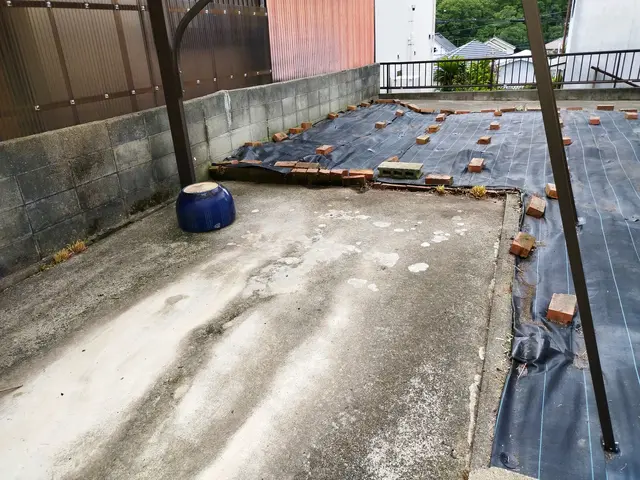 遠方の方！立ち会いなく作業可能！同時に防草シートで約10年草むしり無しでOK！サービスの画像