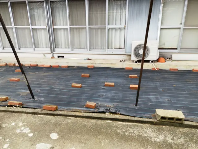 遠方の方！立ち会いなく作業可能！同時に防草シートで約10年草むしり無しでOK！サービスの画像