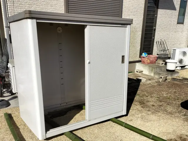 物置きの組み立てします。移設の場合は一度下見させて下さい。サービスの画像