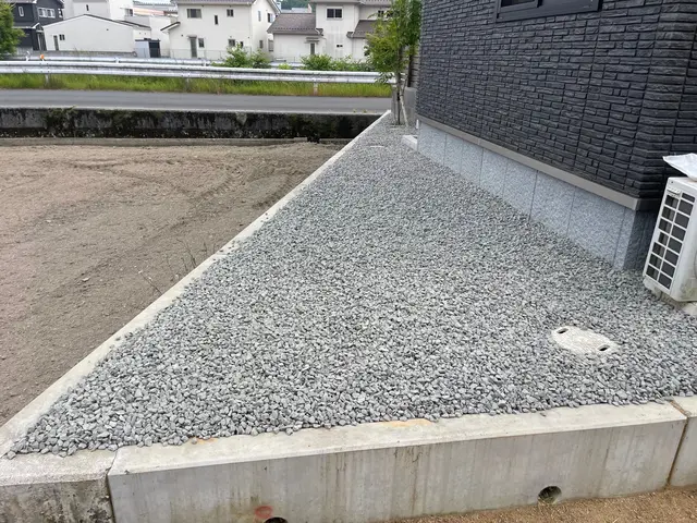 お見積り無料♪お気軽にご依頼下さい！草刈り→防草シートとまとめて施工OKサービスの画像