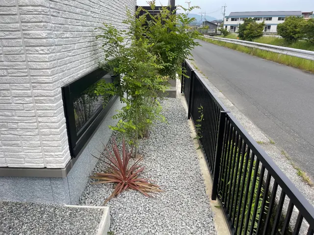 お見積り無料♪お気軽にご依頼下さい！草刈り→防草シートとまとめて施工OKサービスの画像