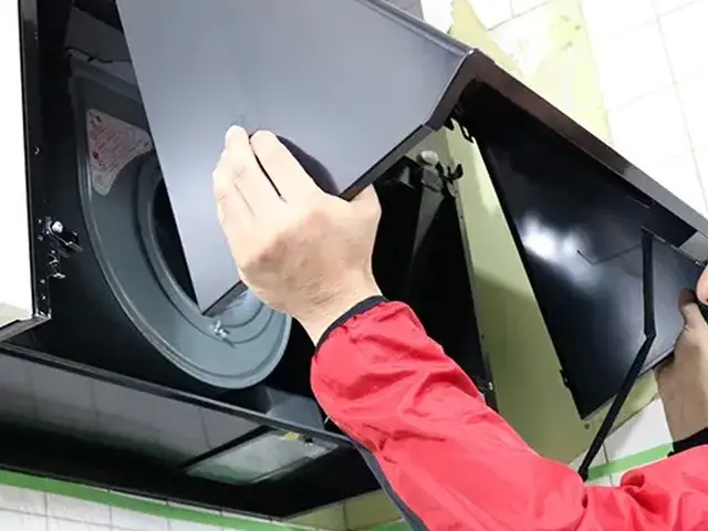 レンジフードの油汚れ、プロの洗剤と道具で除去します！サービスの画像