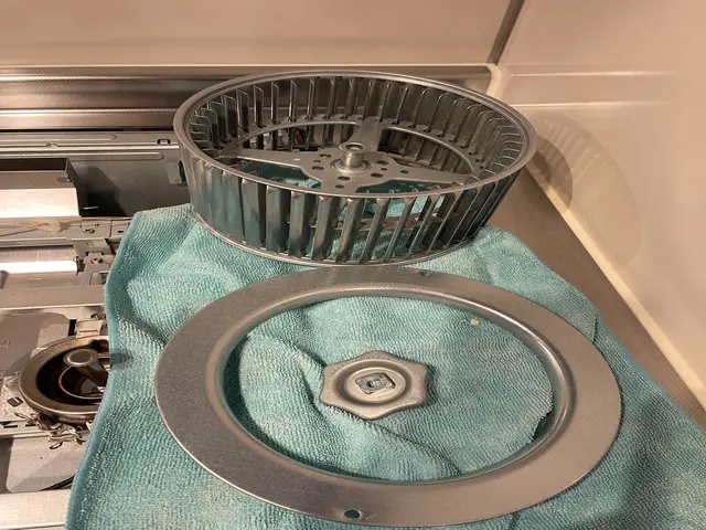 レンジフードの油汚れ、プロの洗剤と道具で除去します！サービスの画像